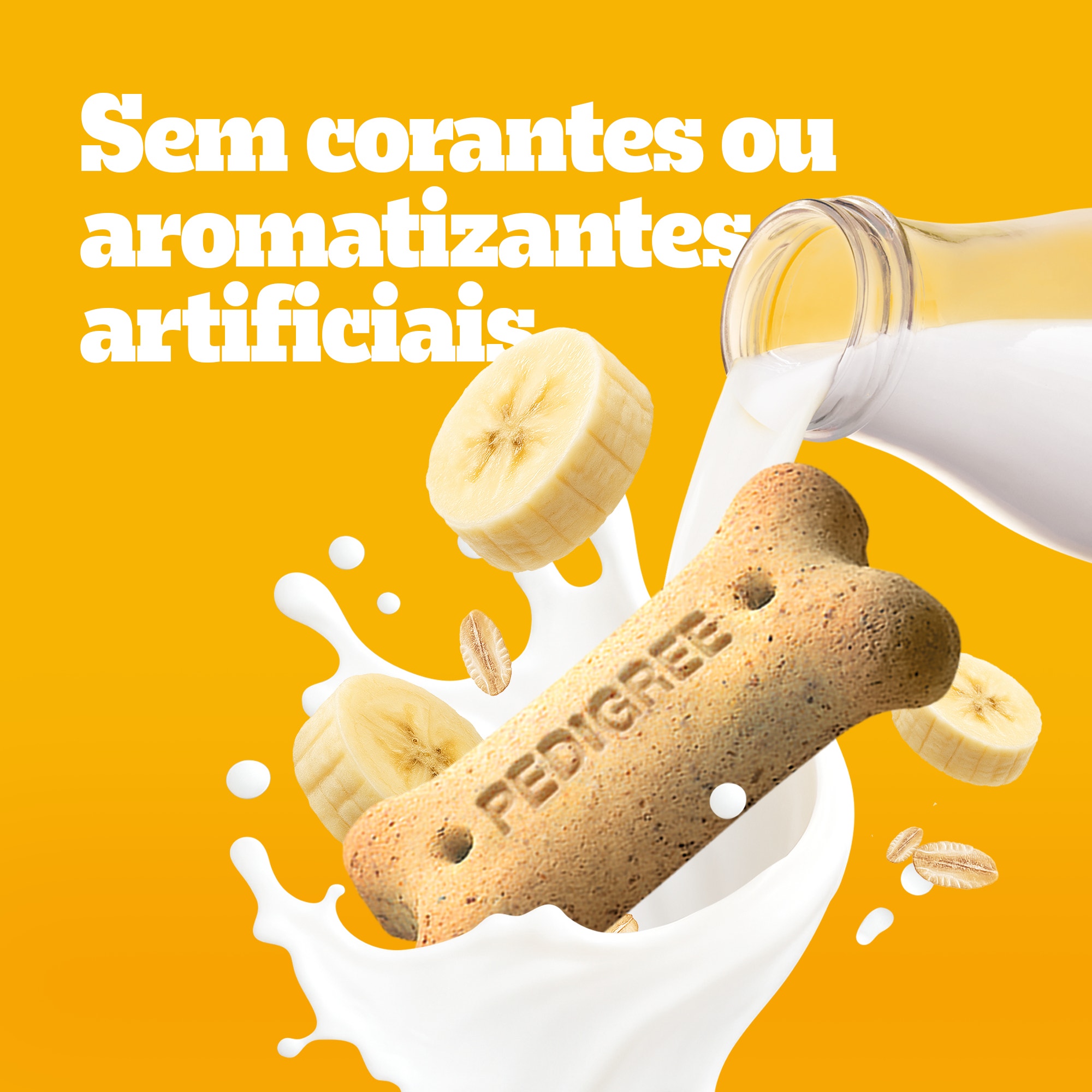 Petisco Biscrok sabor banana, leite e aveia mergulhado em leite, com destaque para a ausência de corantes e aromatizantes artificiais